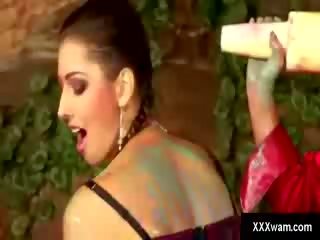 সুন্দরী raven-haired হটি পায় bathed মধ্যে mustard