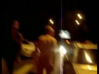 Публічний одягнена жінка голий чоловік 3 російська blokes голий пробіг