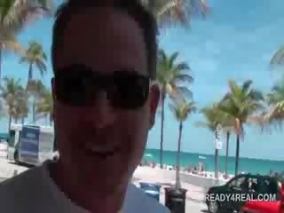 金发 业余 小鸡 闪烁 秃 娘们 为 现金 在 公