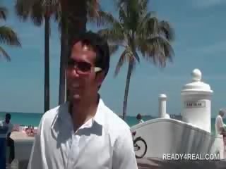 金发 业余 小鸡 闪烁 秃 娘们 为 现金 在 公
