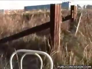 Голям бюст тъмен коси streetwalker гадно схванат bazooka в публичен