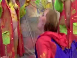 Кукла женска доминация облечена жена гол мъж кукли чукане предмет в paint стая