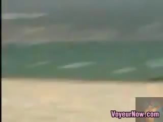 Зіпсована з оголеними грудьми дівчинки на в пляж