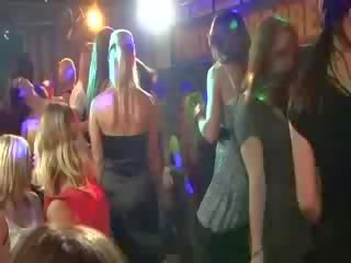 Облечена жена гол мъж реален купоните мадами получавам неприятен