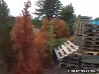 Очарователен приятелка галене с тя гадже
