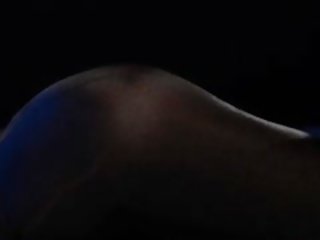 Със завързани очи модел получава майната от каишка на