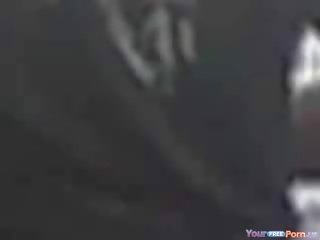 П’яна латинка танці голий на a стіл на a бар