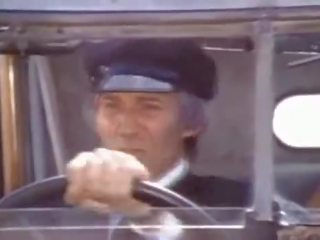 Шофьор часовници двойка като секс на на задна седалка