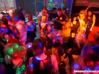 Съблазнителен танцуване с очарователен жени и скъперник