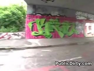 Брюнетка дає outstanding мінет пов в публічний