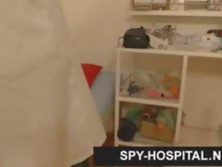 Beatiful жінка gyno-chair огляд спіймана на прихований камера