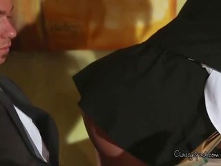 Приголомшлива брюнетка stunner отримує її манда пальчатий по її steady