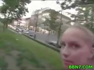 Тендітна брюнетка підліток lies