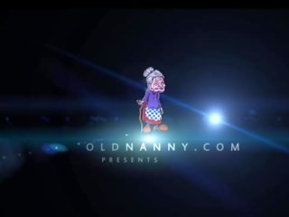 Oldnanny стар и дама е мастурбиране с perfected играчка