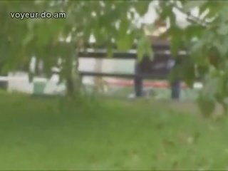 Неймовірний і провокаційний невинний підліток дівчинки в публічний