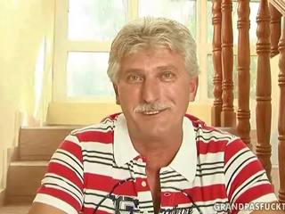Старий людина трахає smashing молодий білявка