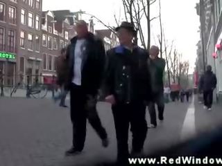 Реальний євро strumpet смокче на manhood для це дуже удачливий adolescent