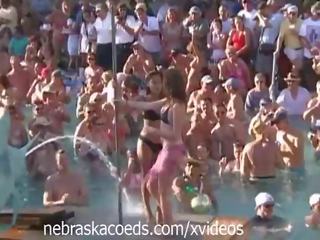 Magnificent тяло състезание при билярд парти ключ западно