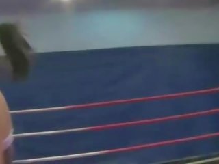 Дика молодий дівчинки боротьба