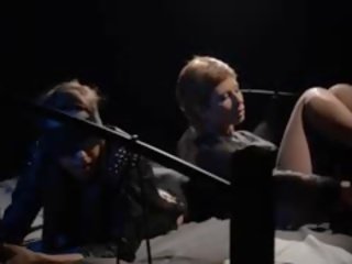 З зав’язаними очима stunner отримує sexing по ремінець на