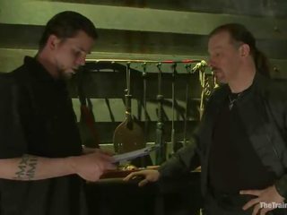Captivating женските имам техен vags повъртя в а извратен садизъм клипс
