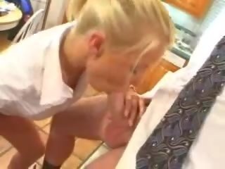 Баща чука desiring детегледачка