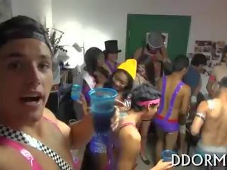 Brīnišķīgs koledža xvideo