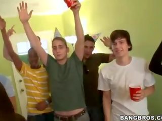 Навантаження з уривчасті відомості поділ під час коледж вечірка