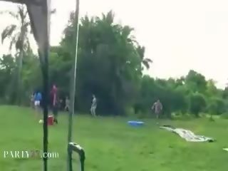 তরুণ কামলালসাপূর্ণ দম্পতি sexing মধ্যে ঘরের বাইরে