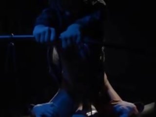 З зав’язаними очима фам fatale отримує coitus по ремінець на