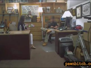 Customers съпруга завинтва от pawn пазач в на задна стаичка