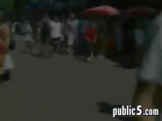 Мършав ексхибиционист примадона в публичен