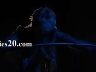 Със завързани очи жена получава майната от каишка на
