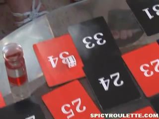 辣 roulette: 6 女孩 吸吮 & 他妈的 2 公鸡