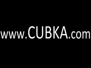 Волохата молодий жінка від європа роздягатися кицька