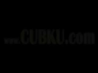 金发 测试 她的 新 玩具