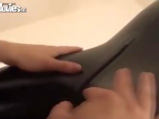 브루 넷의 사람 과 금발의 아가씨 에 검정 유액 fondle