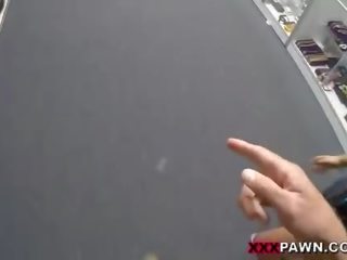 Привлекателен сервитьорка завинтва при на pawnshop