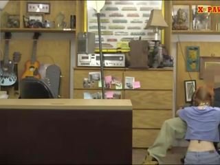 Худенька рудоволоса відтрахана по непристойна pawn stripling в його pawnshop