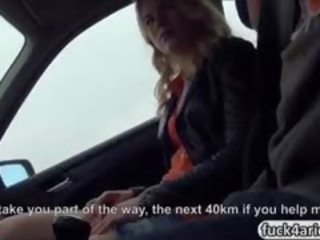 Російська підліток дає глава і трахкав жорсткий на в автомобілів заднє сидіння
