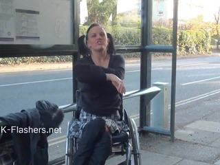 Paraprincess водя въздух ексхибиционизъм и мигане wheelchair constrained богиня demonstrating край превъзходен цици и подрязан вулва в публичен
