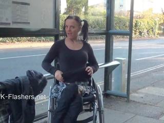 Paraprincess вести повітря ексгібіціонізм і миготливий wheelchair constrained goddess demonstrating від чудовий цицьки і обрізається вульва в публічний