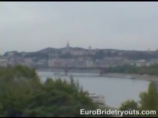 Недосвідчена дивовижна рудоволоса кокетливий дружина говорить з її чоловік