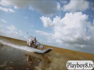 З оголеними грудьми немовлята скаче на великий crocodile під час їх візит