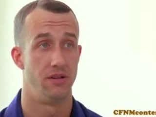 服を着た女性裸の男性 ボインの フェムドム エイミー anderssens フェイシャル