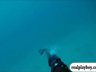Inviting приятелі spear fishing в з оголеними грудьми і візит в crocs