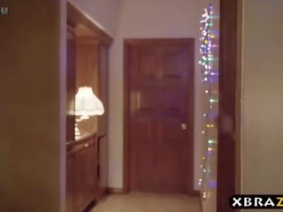 Exceptional мащеха струята над stepsons вал по време на коледа