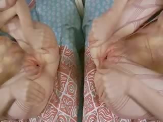 화려한 말라 붙은 젊은 여자 놀리는 용 에이 거울
