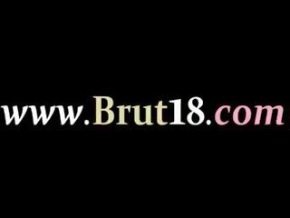মসৃণ এশিয়ান adolescent হ সঙ্গে একটি কালো juvenile