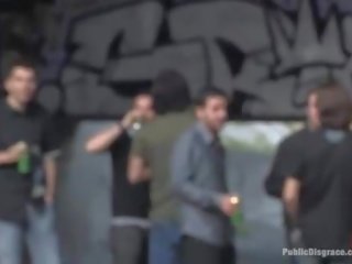 Demeaning gazes от на публичен поставя проститутка към shame